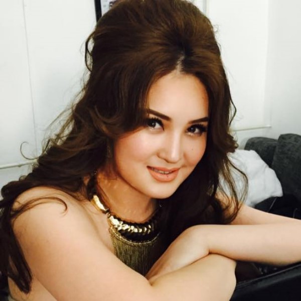 Саяхан ээж болсон дуучин, жүжигчин Миногийн хувийн зурагнаас